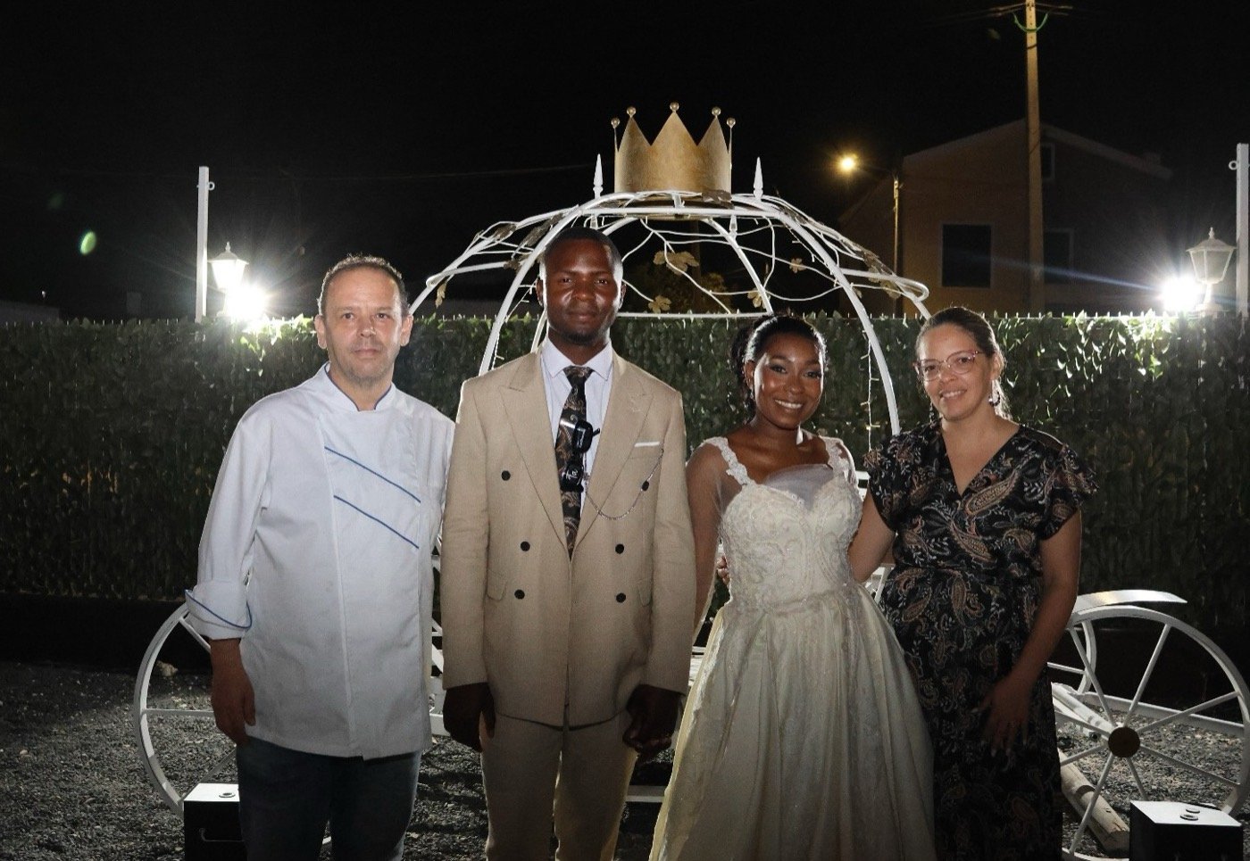 A Dalila e o Norberto com o Edmar e a Guilhermina, à frente da carruagem branca, no fim da noite.